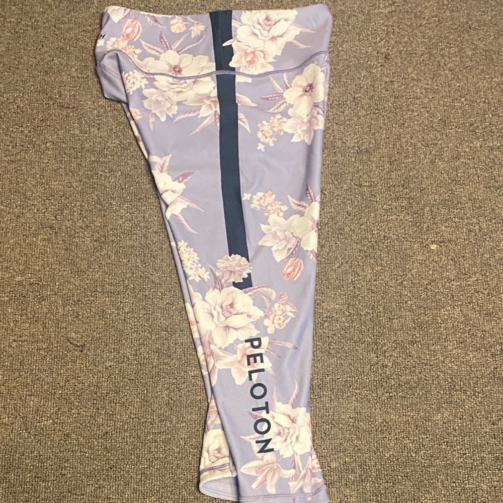 Peloton Purple Floral High Rise capris Size Small